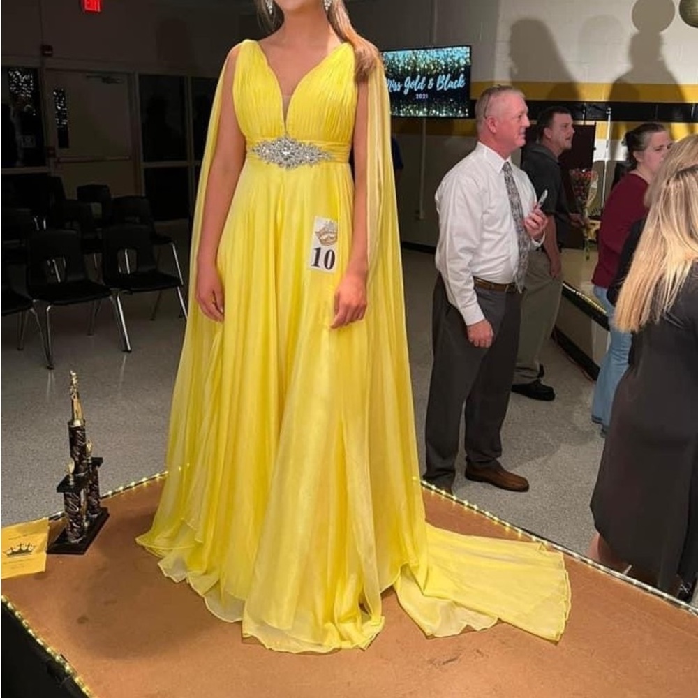 Beautiful worn once Mac Duggal yellow pageant/prom dress. Size 4.